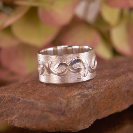 Silber Ring mit aufgelöteten Ornamenten